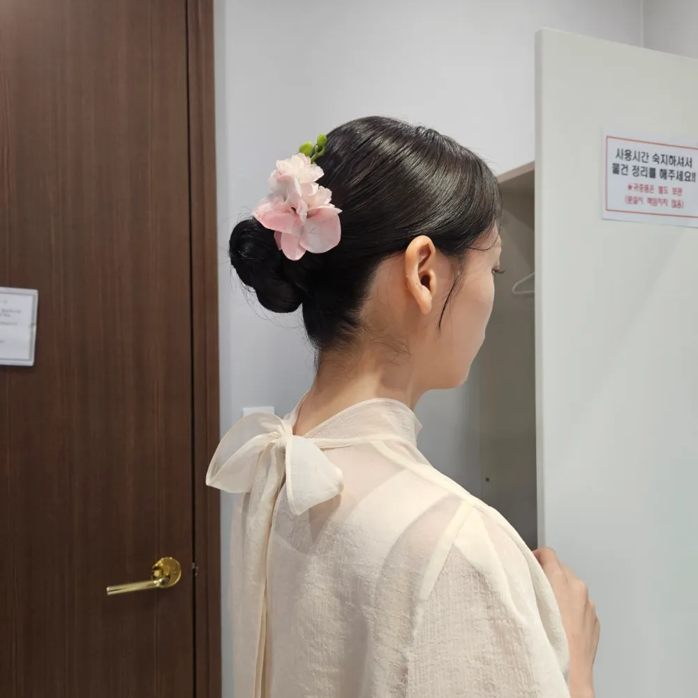 소품 운용 — 귀걸이와 헤어핀